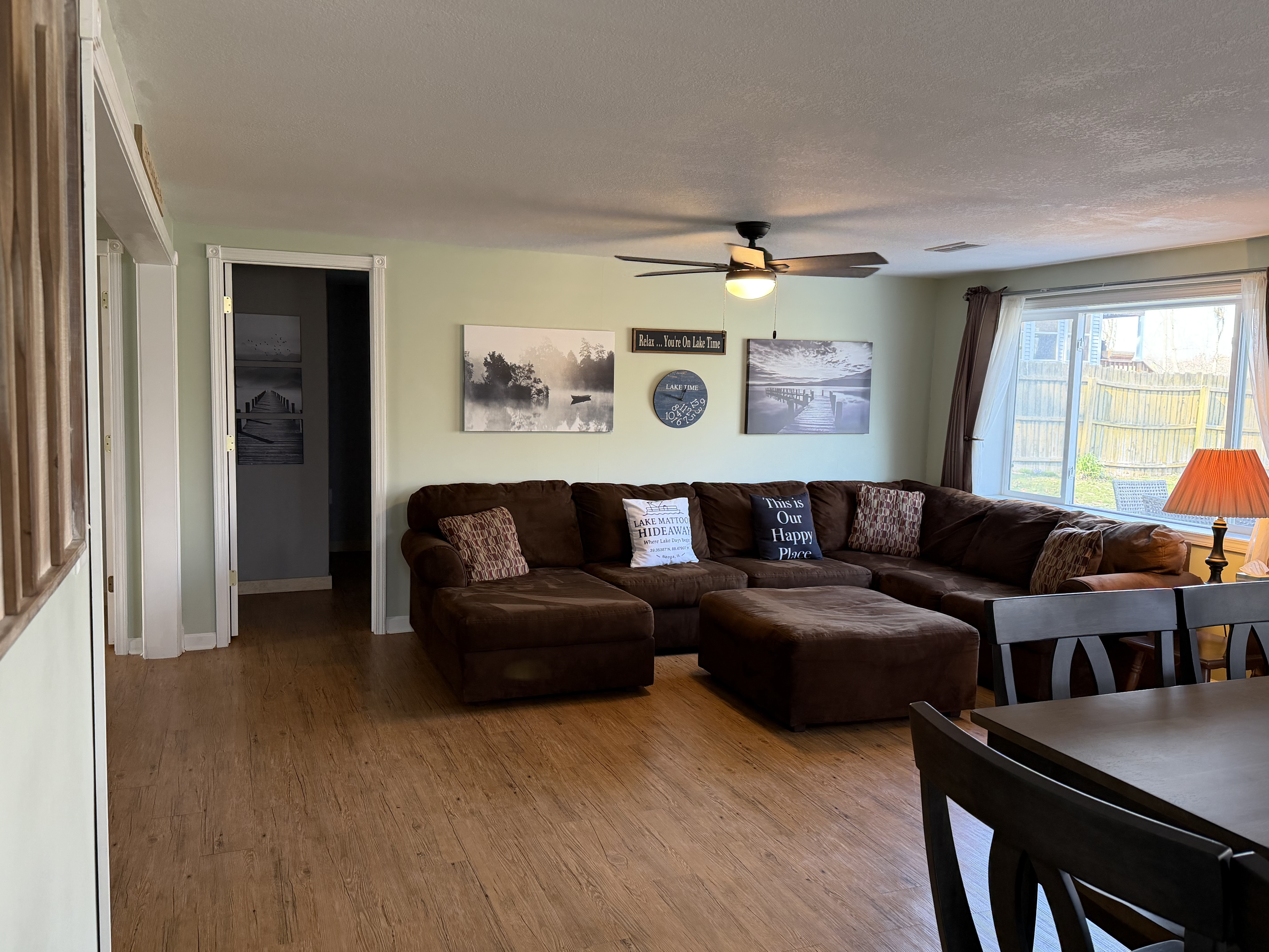 Lake Mattoon Hideaway – living room